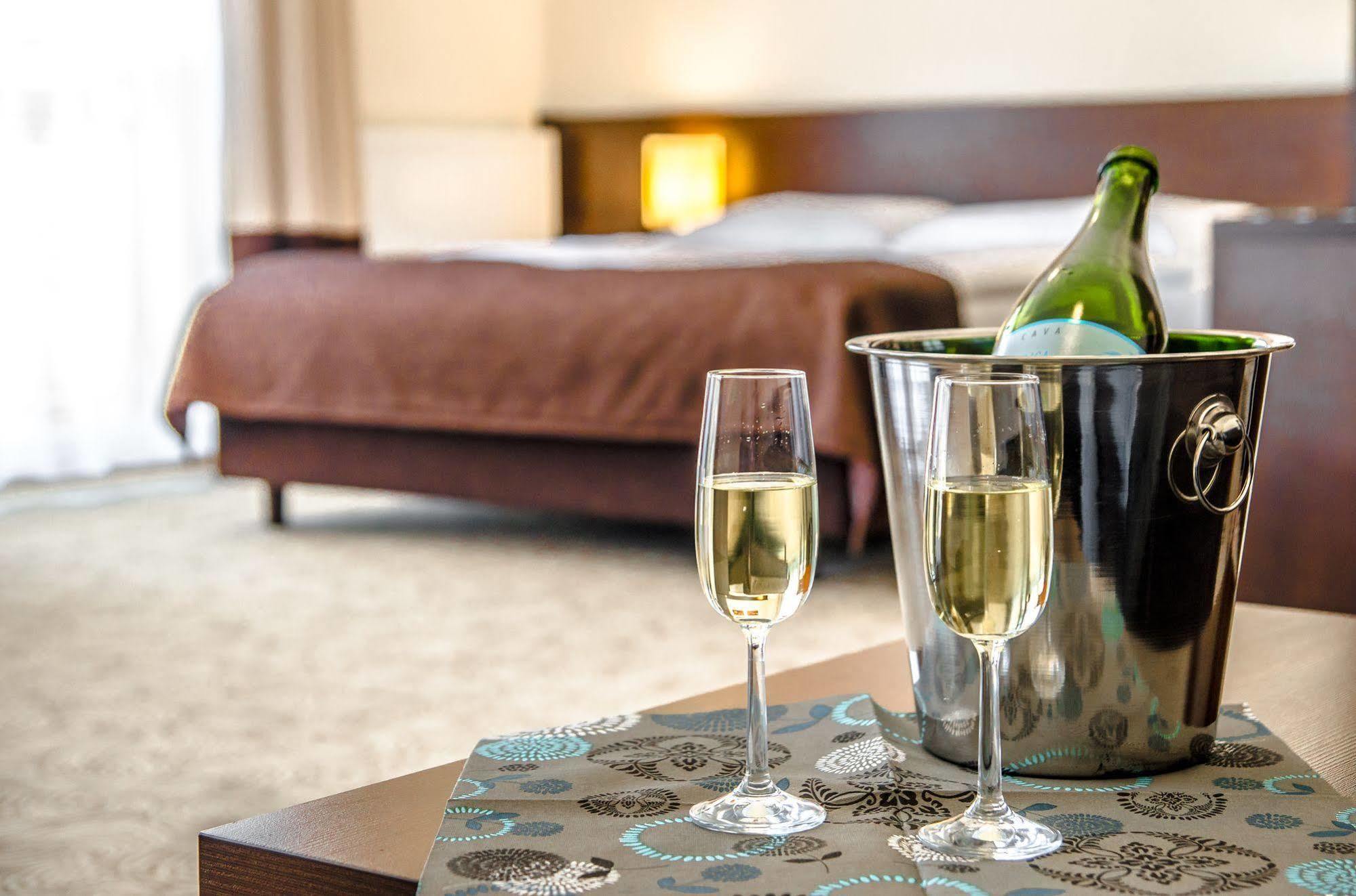 Hotel Emocja Spa Миелно Екстериор снимка