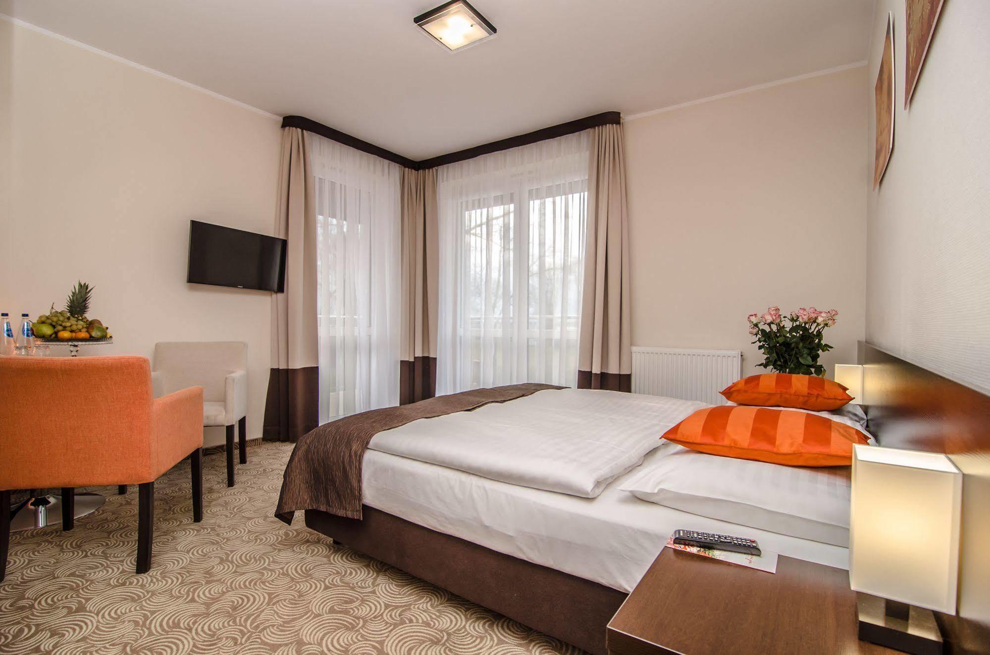 Hotel Emocja Spa Миелно Екстериор снимка